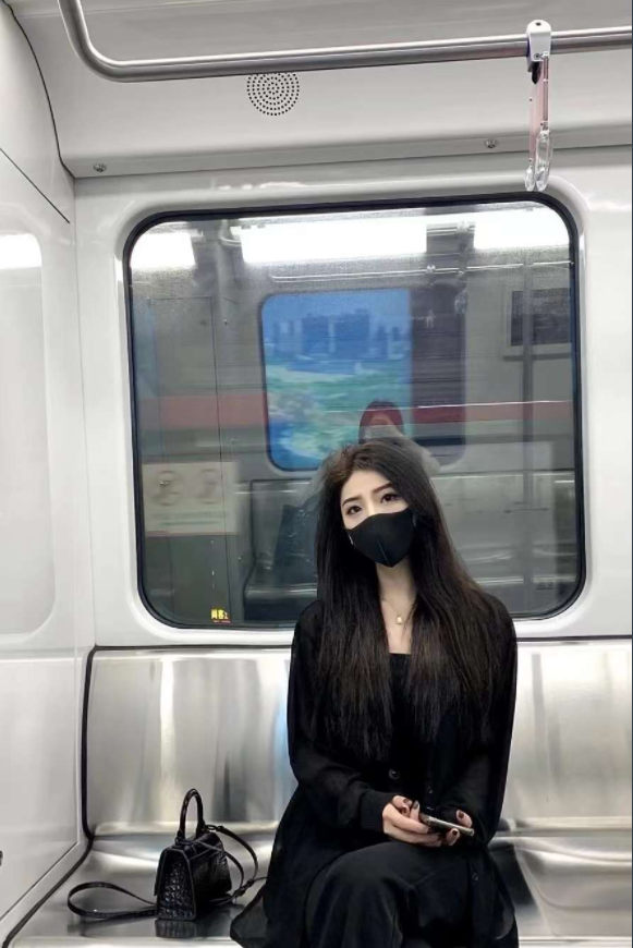 買得一枝春欲放,猶帶彤霞曉露痕