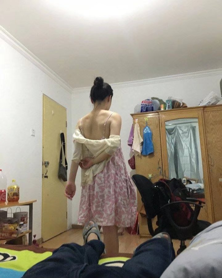 買得一枝春欲放,猶帶彤霞曉露痕