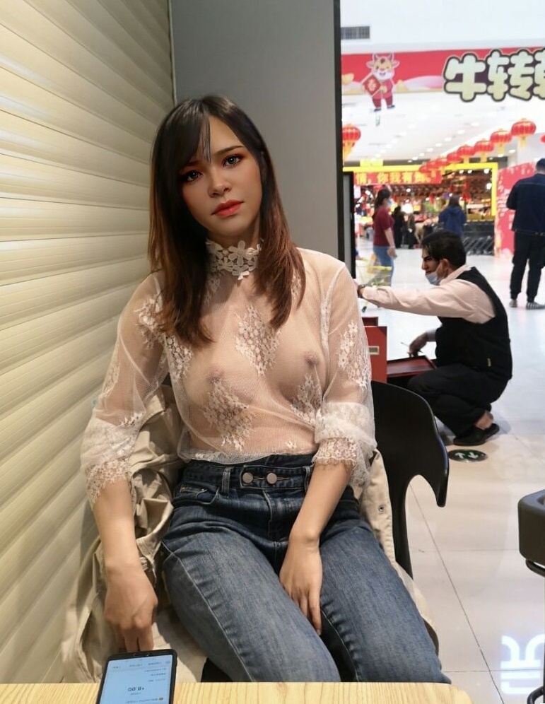 買得一枝春欲放,猶帶彤霞曉露痕