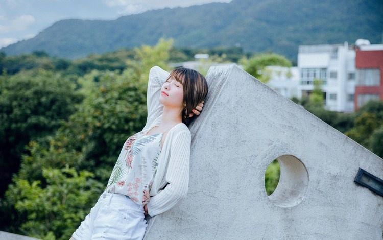 細(xì)長(zhǎng)腿瘦弱文靜女大學(xué)生小清新裝出行照