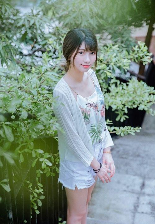 細(xì)長(zhǎng)腿瘦弱文靜女大學(xué)生小清新裝出行照