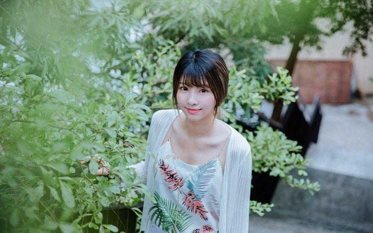 細(xì)長(zhǎng)腿瘦弱文靜女大學(xué)生小清新裝出行照