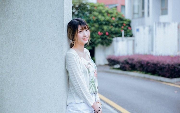 細(xì)長(zhǎng)腿瘦弱文靜女大學(xué)生小清新裝出行照