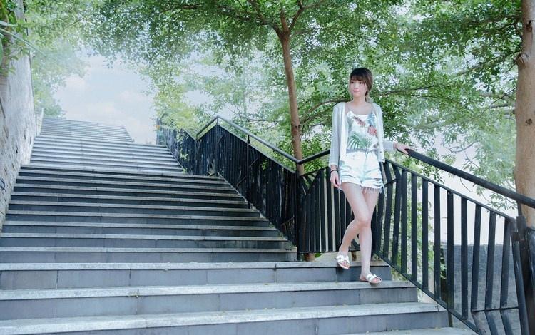 細(xì)長(zhǎng)腿瘦弱文靜女大學(xué)生小清新裝出行照