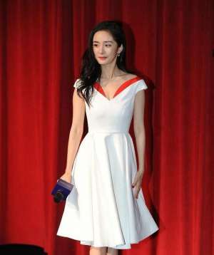 大冪冪身穿深V白裙如少女清純不失優(yōu)雅