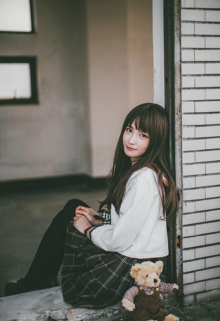 日系校服美眉和她的泰迪熊寫真