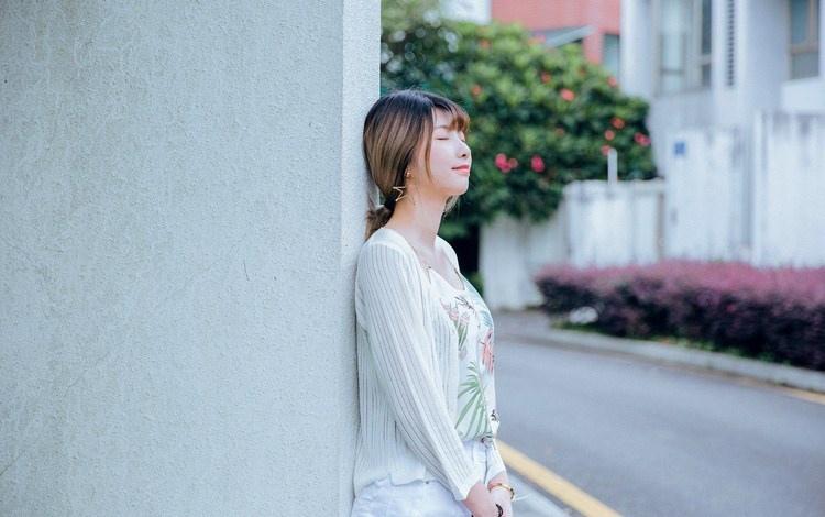 細(xì)長(zhǎng)腿瘦弱文靜女大學(xué)生小清新裝出行照