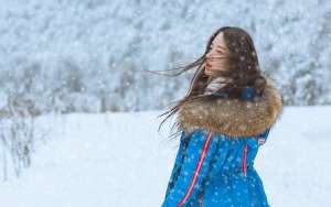 雪天長發(fā)美女鼻尖泛紅美麗動人圖片