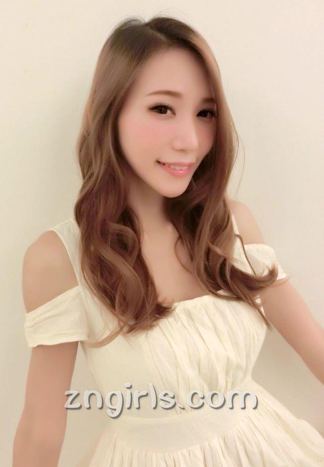 臺(tái)灣美女楊羽霏私房時(shí)尚美照酥胸誘人