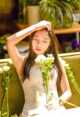 花房里的性感少女透著香香的氣息
