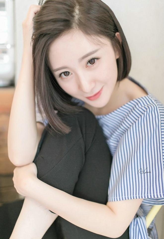 清純短發(fā)氣質(zhì)美女時(shí)尚迷人俏皮可愛(ài)唯美寫(xiě)真