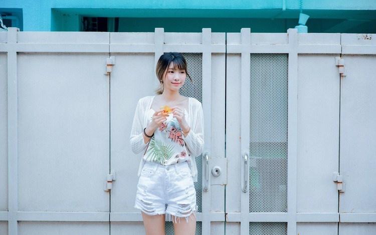 細(xì)長(zhǎng)腿瘦弱文靜女大學(xué)生小清新裝出行照