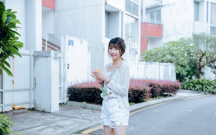 細(xì)長(zhǎng)腿瘦弱文靜女大學(xué)生小清新裝出行照