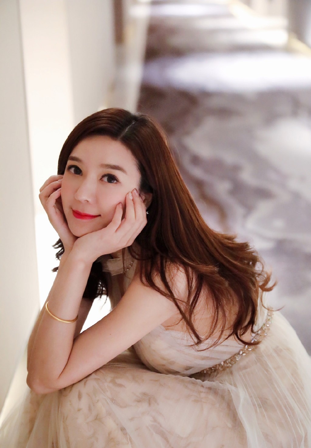 周韋彤紗裙唯美仙氣活動(dòng)照?qǐng)D片