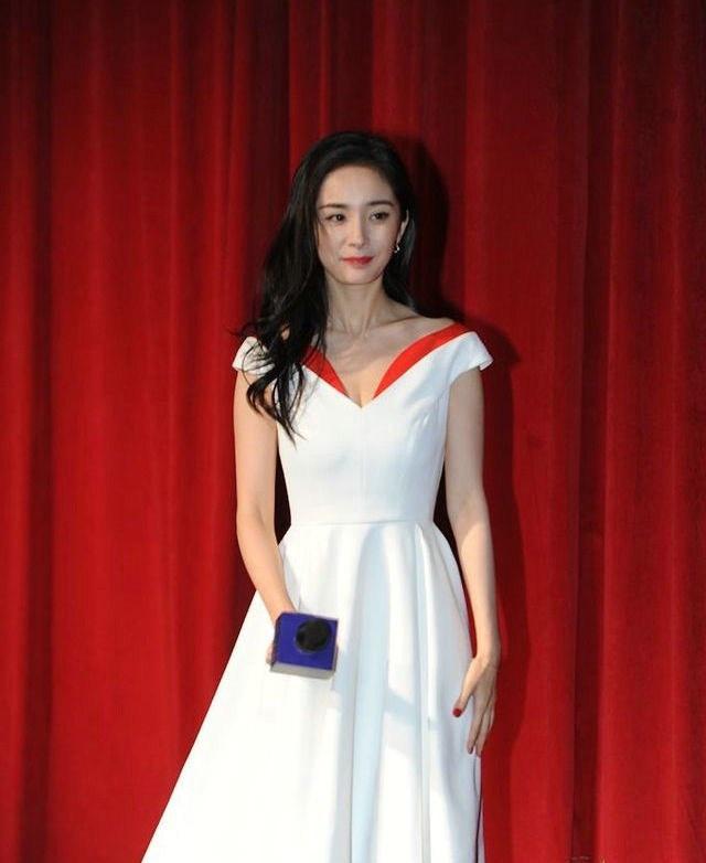 大冪冪身穿深V白裙如少女清純不失優(yōu)雅