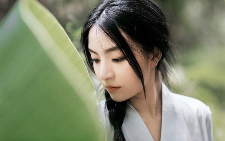 芭蕉葉下治愈系純情迷人美女圖片