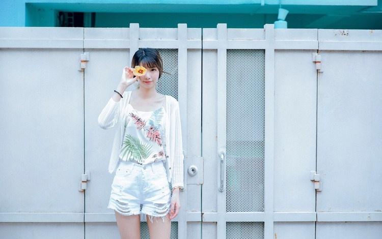 細(xì)長(zhǎng)腿瘦弱文靜女大學(xué)生小清新裝出行照