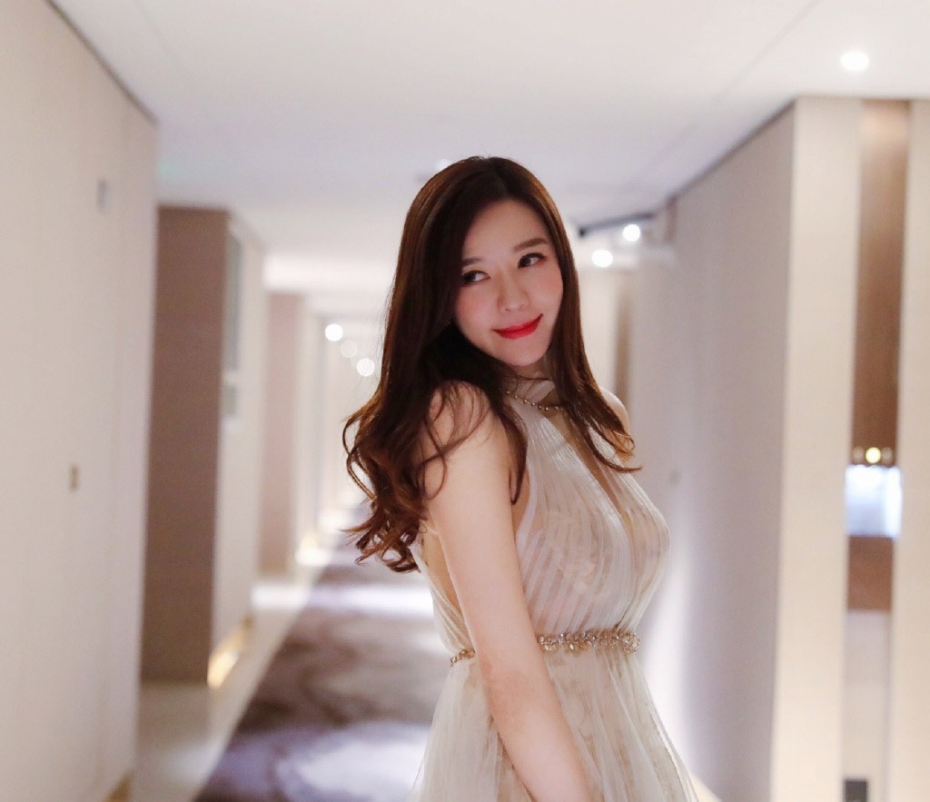 周韋彤紗裙唯美仙氣活動(dòng)照?qǐng)D片