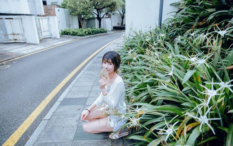 細(xì)長(zhǎng)腿瘦弱文靜女大學(xué)生小清新裝出行照