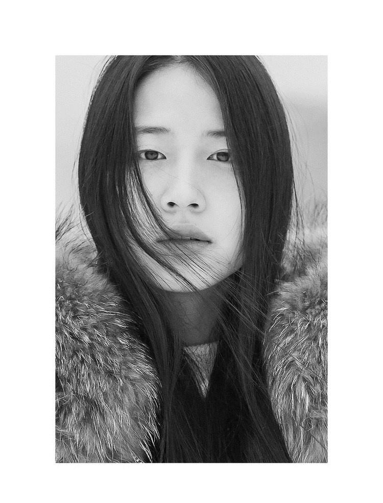 雪天長發(fā)美女鼻尖泛紅美麗動人圖片