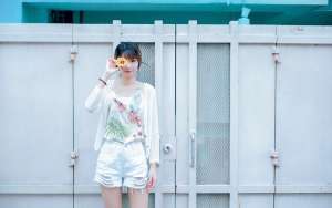 細(xì)長腿瘦弱文靜女大學(xué)生小清新裝出行照
