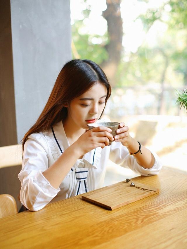 看起來(lái)既溫暖可人又如薄荷一樣涼爽的性感美少女