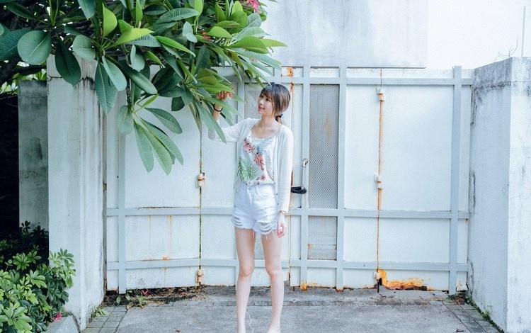 細(xì)長(zhǎng)腿瘦弱文靜女大學(xué)生小清新裝出行照