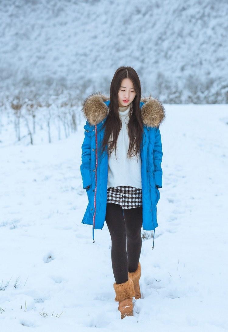 雪天長發(fā)美女鼻尖泛紅美麗動人圖片