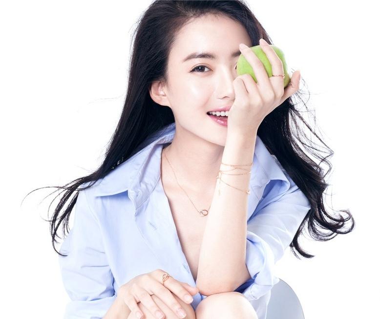劉萌萌襯衣顯簡(jiǎn)約時(shí)尚