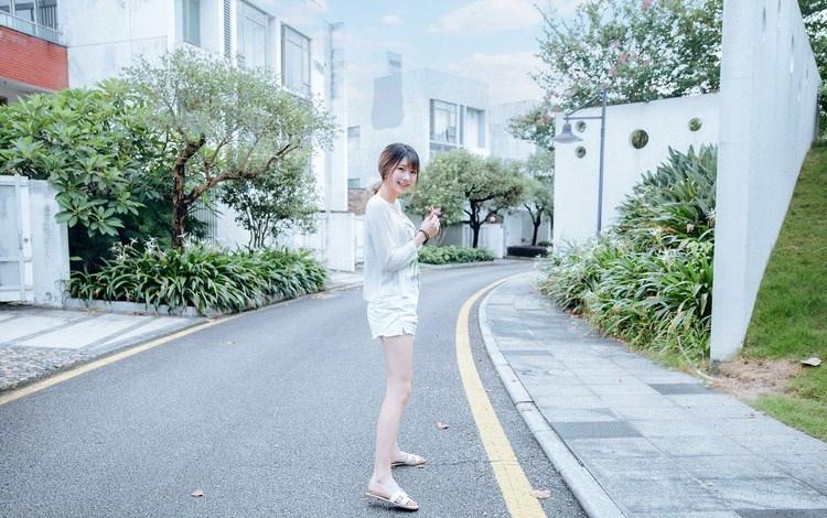 細(xì)長(zhǎng)腿瘦弱文靜女大學(xué)生小清新裝出行照