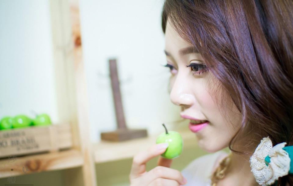 書房里的甜美學(xué)妹誘人著迷寫真
