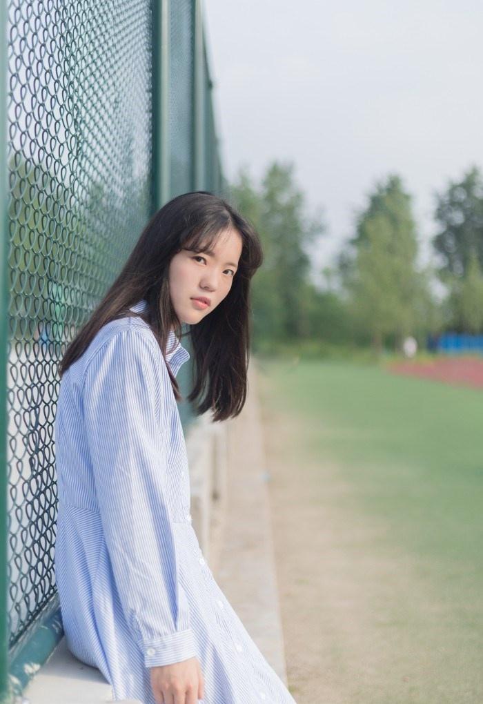 氣質(zhì)美女藍(lán)色條紋連衣裙嘟嘴賣萌操場寫真圖片