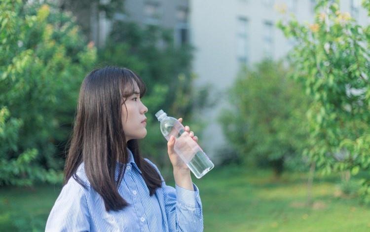 氣質(zhì)美女藍(lán)色條紋連衣裙嘟嘴賣萌操場寫真圖片