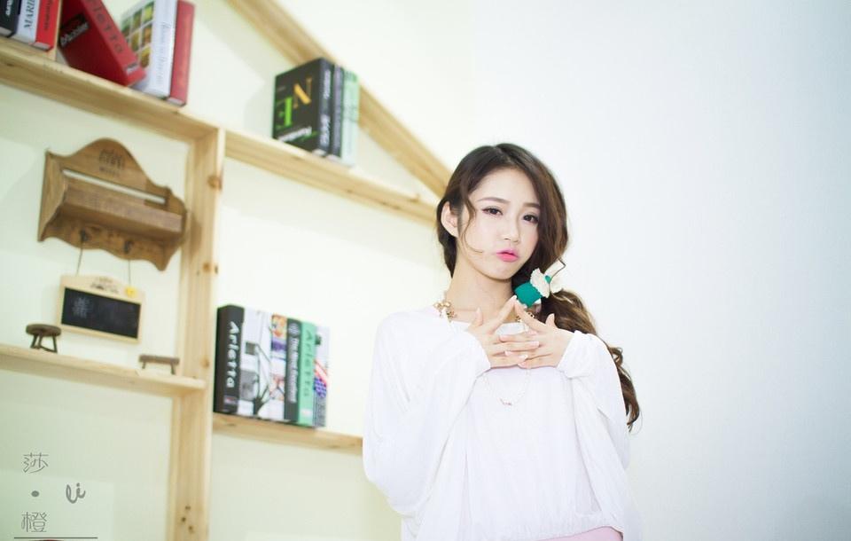 書房里的甜美學(xué)妹誘人著迷寫真