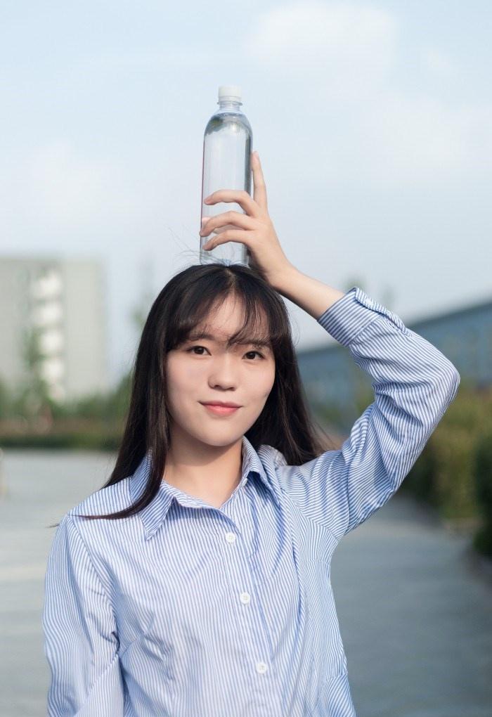 氣質(zhì)美女藍(lán)色條紋連衣裙嘟嘴賣萌操場寫真圖片