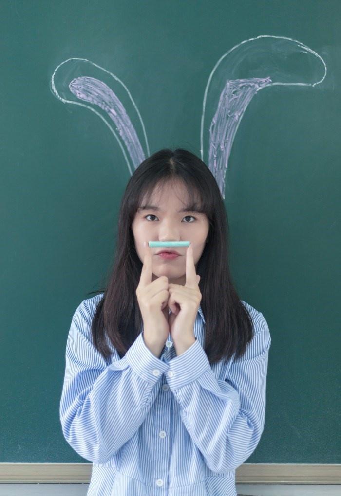 氣質(zhì)美女藍(lán)色條紋連衣裙嘟嘴賣萌操場寫真圖片