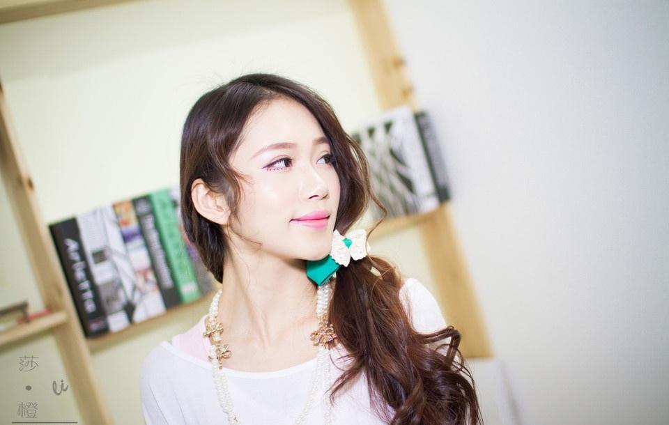 書房里的甜美學(xué)妹誘人著迷寫真