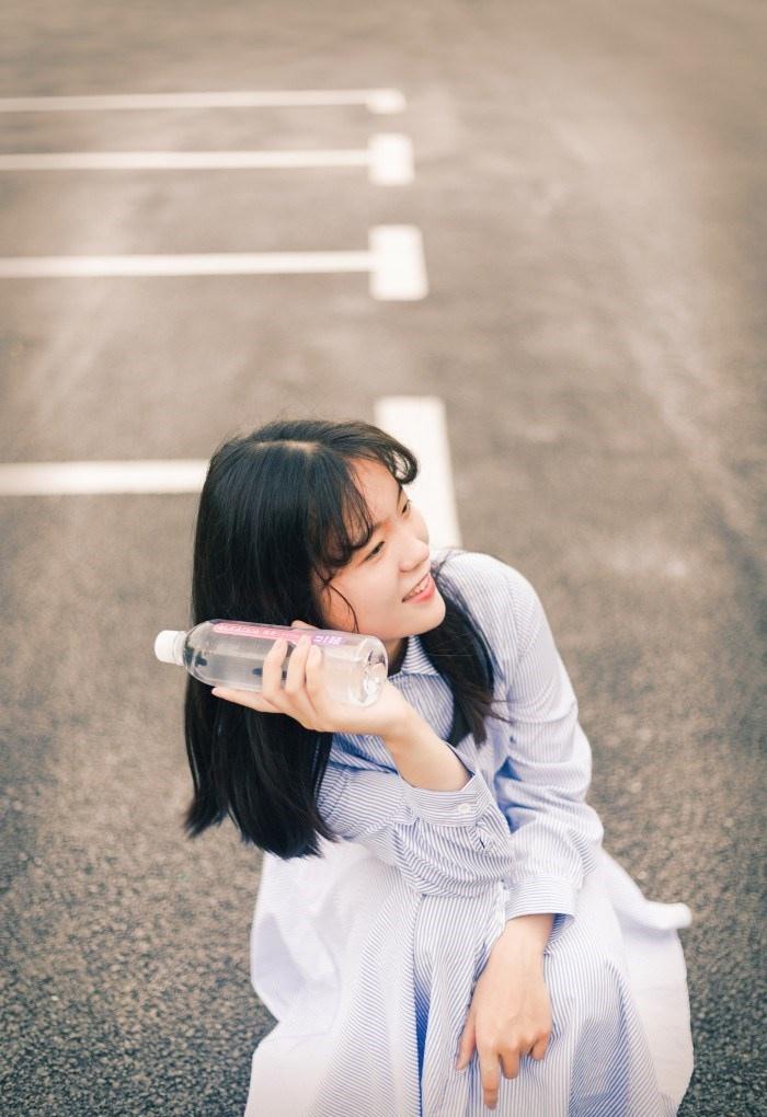 氣質(zhì)美女藍(lán)色條紋連衣裙嘟嘴賣萌操場寫真圖片