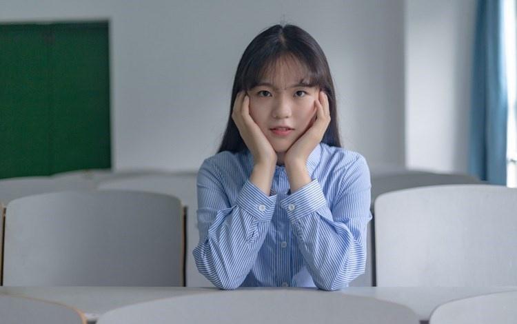 氣質(zhì)美女藍(lán)色條紋連衣裙嘟嘴賣萌操場寫真圖片