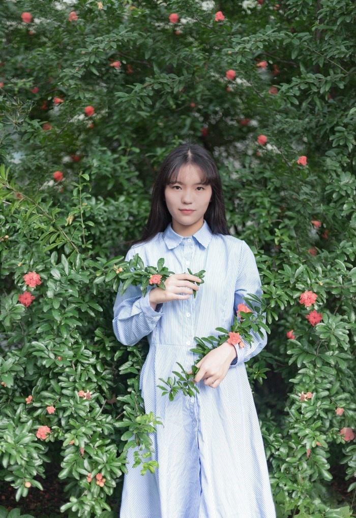 氣質(zhì)美女藍(lán)色條紋連衣裙嘟嘴賣萌操場寫真圖片