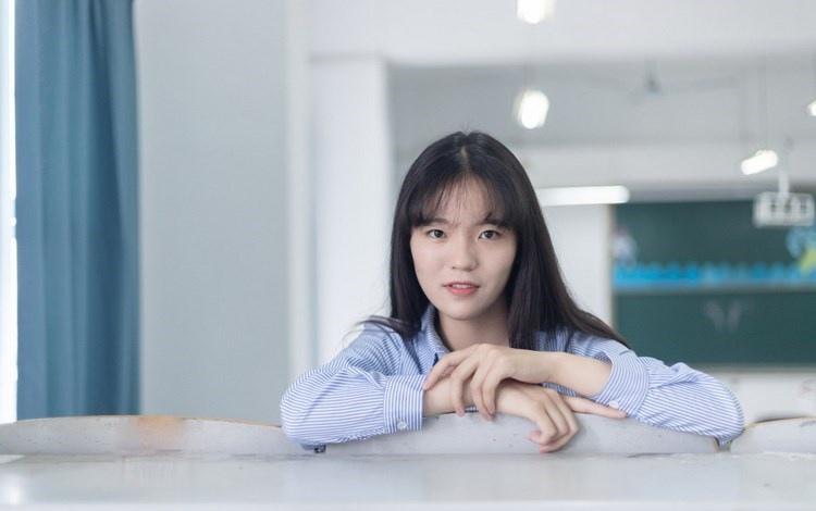 氣質(zhì)美女藍(lán)色條紋連衣裙嘟嘴賣萌操場寫真圖片