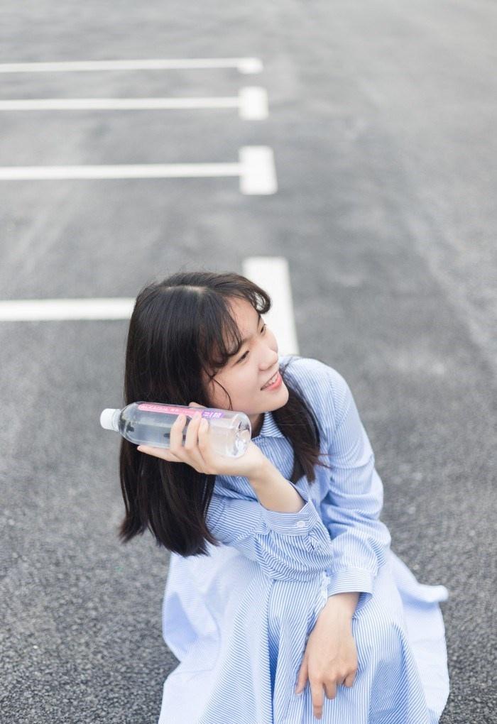 氣質(zhì)美女藍(lán)色條紋連衣裙嘟嘴賣萌操場寫真圖片