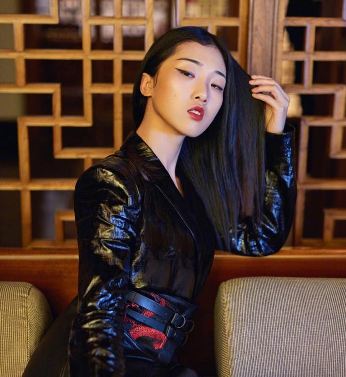 火箭少女101成員孟美岐和yamy拍攝的時(shí)尚雜志照片