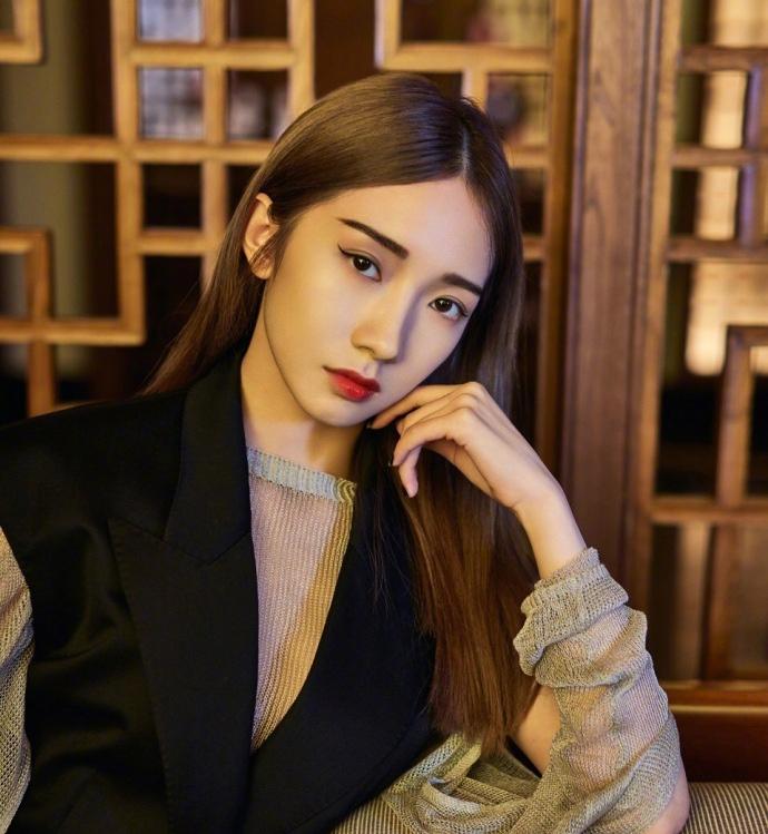 火箭少女101成員孟美岐和yamy拍攝的時(shí)尚雜志照片