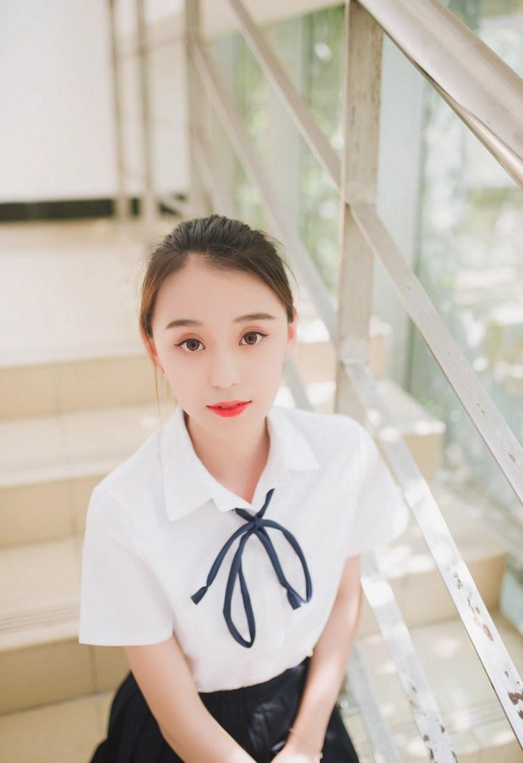 短裙校園美女多表情寫真圖片