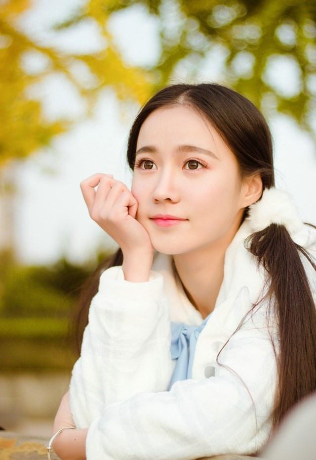 呆萌可愛的雙馬尾長發(fā)正妹寫真