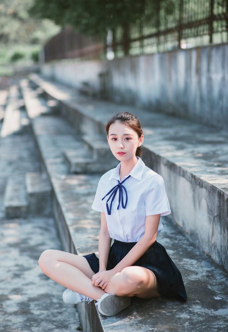短裙校園美女多表情寫真圖片