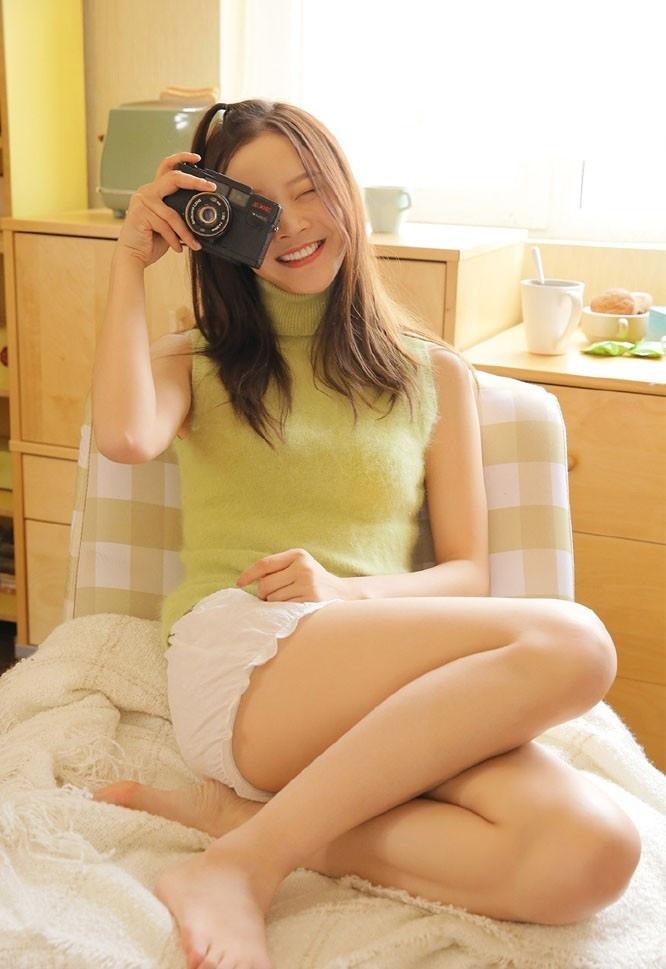 長(zhǎng)腿美女可愛(ài)蘋(píng)果頭毛衣超短褲私房時(shí)尚寫(xiě)真圖片