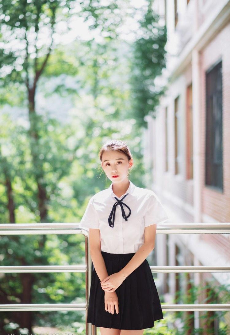 短裙校園美女多表情寫真圖片