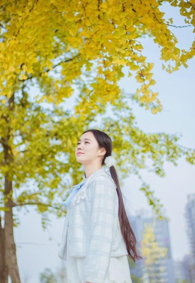 呆萌可愛的雙馬尾長發(fā)正妹寫真